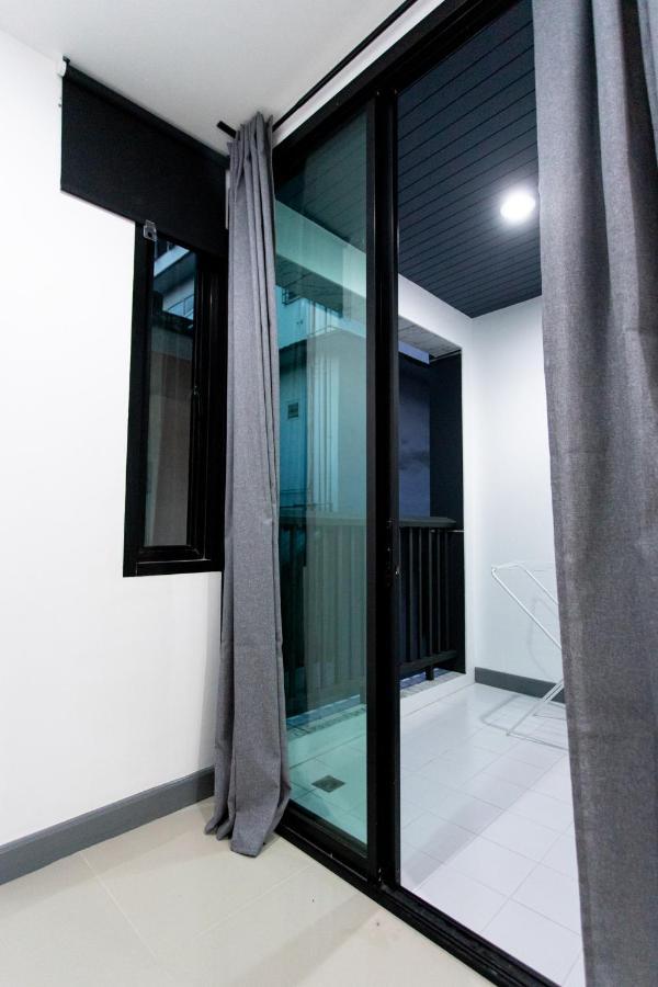 45m² studio Appartement, met 1 privé badkamer in Silom Bangkok Buitenkant foto
